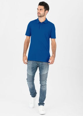 Ein Mann in einem blauen Poloshirt und Jeans mit Streifen an den Knien. Ein Mann in einem blauen Poloshirt und Jeans mit Streifen an den Knien.