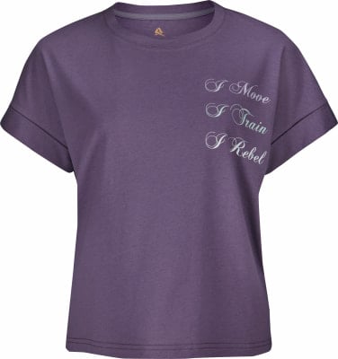 Lila T-Shirt mit dem Schriftzug „I Move, I Train, I Rebel“ in helleren Farben. Lila T-Shirt mit dem Schriftzug „I Move, I Train, I Rebel“ in helleren Farben.