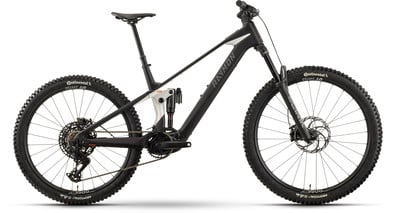 Schwarzes Mountainbike mit Federung und RAYMON-Schriftzug.