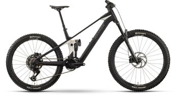 Schwarzes Mountainbike mit Federung und RAYMON-Schriftzug.