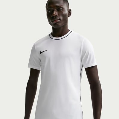 Ein Mann in einem weißen Nike-T-Shirt mit schwarzer Paspel und Logo auf der Brust. Ein Mann in einem weißen Nike-T-Shirt mit schwarzer Paspel und Logo auf der Brust.