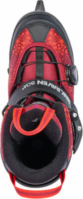 Rote Schlittschuhe mit schwarzer Spitze und BOA-Schnürsystem für schnelles Anziehen. Rote Schlittschuhe mit schwarzer Spitze und BOA-Schnürsystem für schnelles Anziehen.