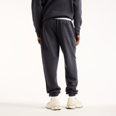 Rückansicht eines Mannes in dunklen Jogginghosen und Laufschuhen. Rückansicht eines Mannes in dunklen Jogginghosen und Laufschuhen.