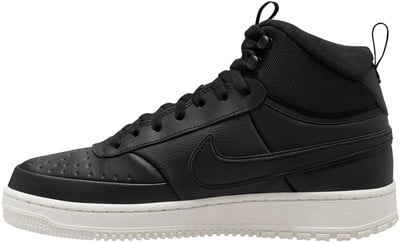 Fekete magas Nike sneakerek fehér talppal és perforált orral. Fekete magas Nike sneakerek fehér talppal és perforált orral.