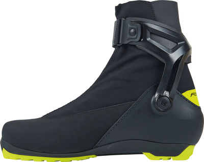 Schwarzer Fischer Langlaufschuh mit neongelber Sohle und Kunststoffverschluss.