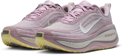 Rosa Nike Laufschuhe mit weißem Swoosh und gelber Sohle. Rosa Nike Laufschuhe mit weißem Swoosh und gelber Sohle.