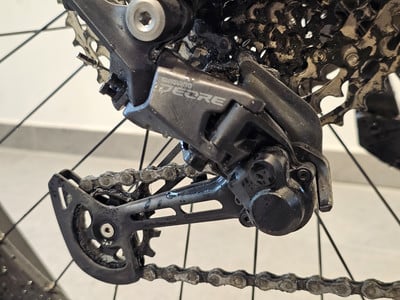 Shimano Deore Schaltwerk mit Kette und Kassette.