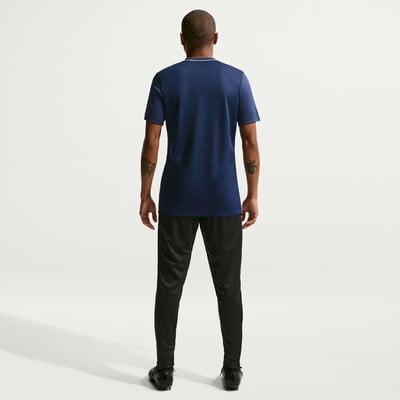 Rückansicht eines Mannes in dunkelblauem T-Shirt und schwarzer Jogginghose. Rückansicht eines Mannes in dunkelblauem T-Shirt und schwarzer Jogginghose.