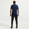 Rückansicht eines Mannes in dunkelblauem T-Shirt und schwarzer Jogginghose.