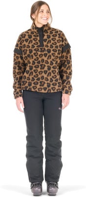 Eine Frau im Leopardenmuster-Fleece-Pullover und schwarzer Skihose posiert im Studio. Eine Frau im Leopardenmuster-Fleece-Pullover und schwarzer Skihose posiert im Studio.
