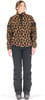 Eine Frau im Leopardenmuster-Fleece-Pullover und schwarzer Skihose posiert im Studio.