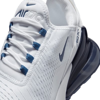 Nike Air Max 270 cipő részlete, fehér felsőrésszel és sötétkék elemekkel. Nike Air Max 270 cipő részlete, fehér felsőrésszel és sötétkék elemekkel.