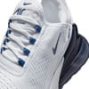 Nike Air Max 270 cipő részlete, fehér felsőrésszel és sötétkék elemekkel.