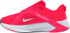 Ein pinker Laufschuh von Nike mit weißem Logo und Schriftzug Hybrida.