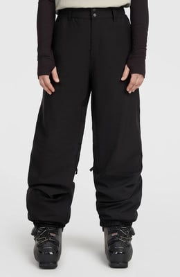 Schwarze Skihose mit Handschuhen und Skischuhen.