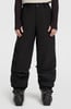 Schwarze Skihose mit Handschuhen und Skischuhen.