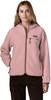 Frau in einem rosa Fleece-Hoodie und braunen Cordhosen.