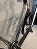 Detail des Rahmens eines silbernen E-Bikes mit der Aufschrift E-TREKKING 480.