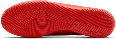 Červená podrážka tenisky s výrazným vzorom a logom Nike. Červená podrážka tenisky s výrazným vzorom a logom Nike.