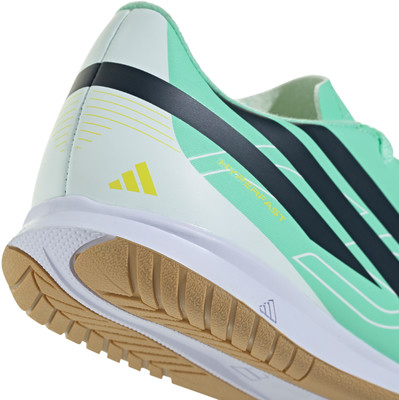 Nahaufnahme der Rückseite eines grünen Sneakers mit Adidas-Logo und Schriftzug Hyperfast. Nahaufnahme der Rückseite eines grünen Sneakers mit Adidas-Logo und Schriftzug Hyperfast.