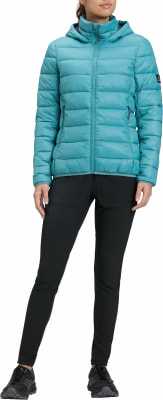 Damen-Daunenjacke in Türkis mit Kapuze und schwarzen Hosen.