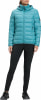 Damen-Daunenjacke in Türkis mit Kapuze und schwarzen Hosen.