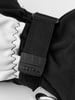 Detail eines HESTRA-Handschuhs mit schwarzem Riemen und weißem Leder.