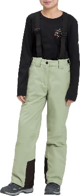 Mädchen in einem schwarzen Langarmshirt und einer hellgrünen Latzhose.