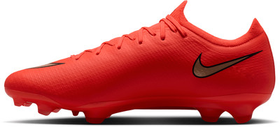Ein roter Nike Fußballschuh mit bronzenem Logo und Schnürsenkeln.