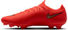 Ein roter Nike Fußballschuh mit bronzenem Logo und Schnürsenkeln.