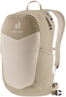 Ein beiger Deuter Rucksack mit Logo und Seitentaschen. Ein beiger Deuter Rucksack mit Logo und Seitentaschen.