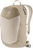 Ein beiger Deuter Rucksack mit Logo und Seitentaschen.