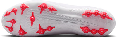 Sohle eines weißen Fußballschuhs mit roten Stollen und Nike-Logo. Sohle eines weißen Fußballschuhs mit roten Stollen und Nike-Logo.