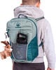 Ein Kind mit einem Rucksack und einer Plüschziege auf dem Rücken.