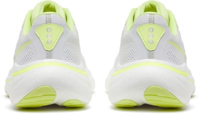 Rückansicht von weißen Laufschuhen mit hellgrünen Akzenten und reflektierendem Streifen. Rückansicht von weißen Laufschuhen mit hellgrünen Akzenten und reflektierendem Streifen.