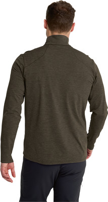 Ein Mann von hinten in einem dunkelgrünen Langarmshirt mit Stehkragen. Ein Mann von hinten in einem dunkelgrünen Langarmshirt mit Stehkragen.
