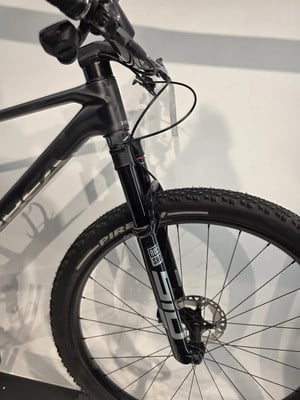 Schwarzes Mountainbike mit RockShox Federgabel und Pirelli Reifen. Schwarzes Mountainbike mit RockShox Federgabel und Pirelli Reifen.
