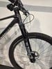 Schwarzes Mountainbike mit RockShox Federgabel und Pirelli Reifen.