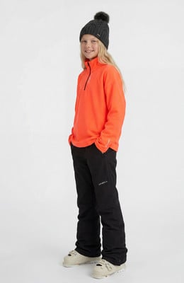 Mädchen in orangefarbener Jacke, schwarzer Hose und Bommelmütze. Mädchen in orangefarbener Jacke, schwarzer Hose und Bommelmütze.