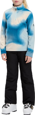 Mädchen im blau-beigen Fleece-Oberteil und schwarzer Skihose. Mädchen im blau-beigen Fleece-Oberteil und schwarzer Skihose.