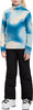 Mädchen im blau-beigen Fleece-Oberteil und schwarzer Skihose.