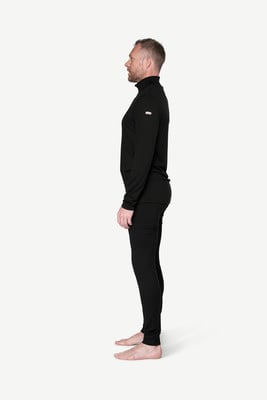 Ein Mann in einem schwarzen Rollkragenpullover und Leggings steht auf weißem Hintergrund. Ein Mann in einem schwarzen Rollkragenpullover und Leggings steht auf weißem Hintergrund.