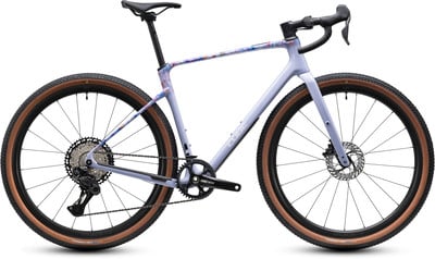 Stilvolles Cube Gravelbike mit violettem Rahmen und buntem Muster.