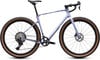 Stilvolles Cube Gravelbike mit violettem Rahmen und buntem Muster.