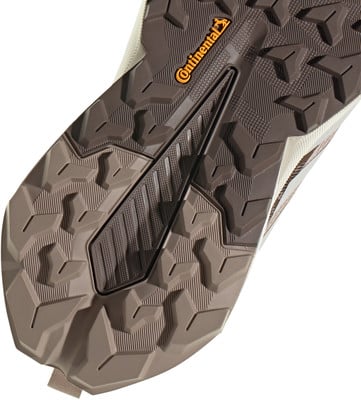 Nahaufnahme der Schuhsohle mit Continental-Logo und aggressivem Profil. Nahaufnahme der Schuhsohle mit Continental-Logo und aggressivem Profil.