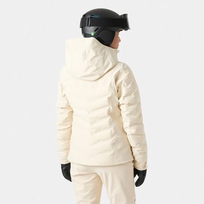 Damen cremefarbene Skijacke mit Kapuze und schwarzen Handschuhen. Damen cremefarbene Skijacke mit Kapuze und schwarzen Handschuhen.