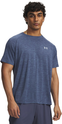Ein Mann in einem blauen Kurzarmshirt mit Muster. Ein Mann in einem blauen Kurzarmshirt mit Muster.