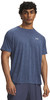 Ein Mann in einem blauen Kurzarmshirt mit Muster.