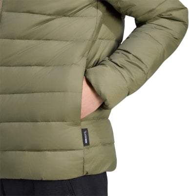 Detail einer Jacke mit Tasche und 'CLIMAWARM'-Logo. Detail einer Jacke mit Tasche und 'CLIMAWARM'-Logo.