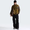 Mann in olivgrüner Fleecejacke und schwarzer Hose mit Umhängetasche.
